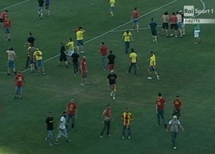 Lega Pro, follia a Lecce: l'invasione di campo. Video